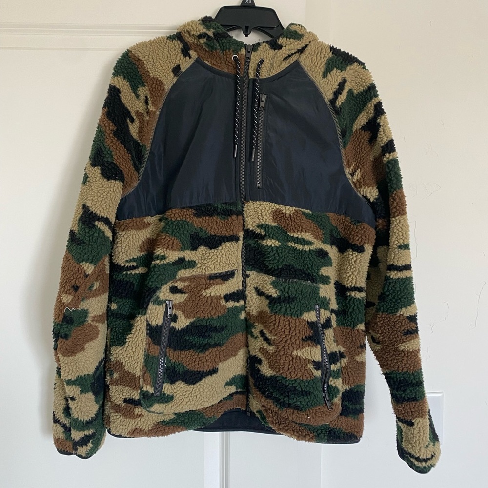 Camo Zip Up Sweater 🦌